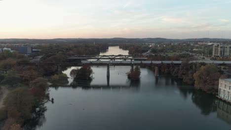 Este-Video-Es-Sobre-Una-Antena-Sobre-El-Rio-Colorado-En-Austin,-Texas