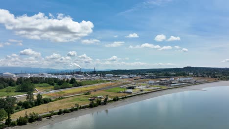 Vista-Aérea-Ultra-Ancha-De-Una-Refinería-De-Petróleo-Con-La-Bahía-De-Fidalgo-En-Primer-Plano