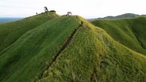 un dron de 4k filmado en una famosa colina en bohol llamada alicia panoramic park