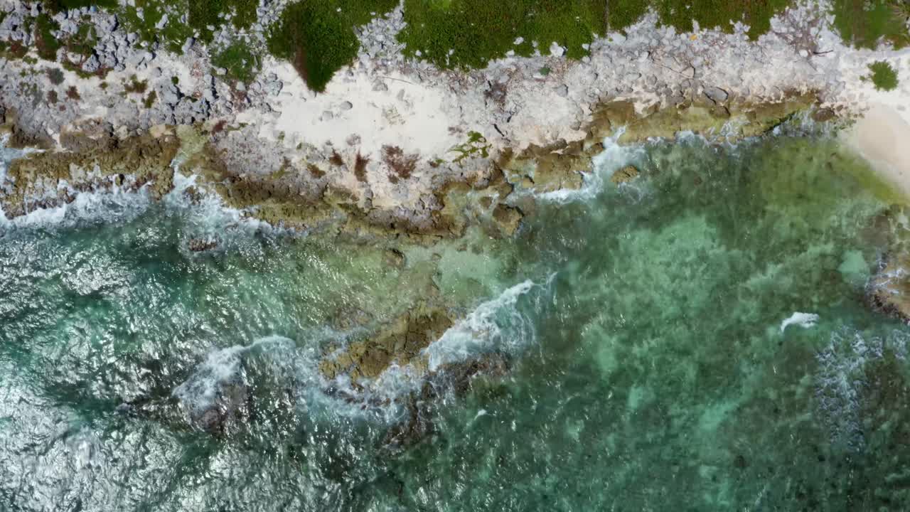 hermosa vista aérea del camión derecho vista de pájaro de una playa tropical estéril con agua turquesa clara, arena blanca, palmeras y olas que chocan contra las rocas cerca de riviera maya, méxico cerca de cancún