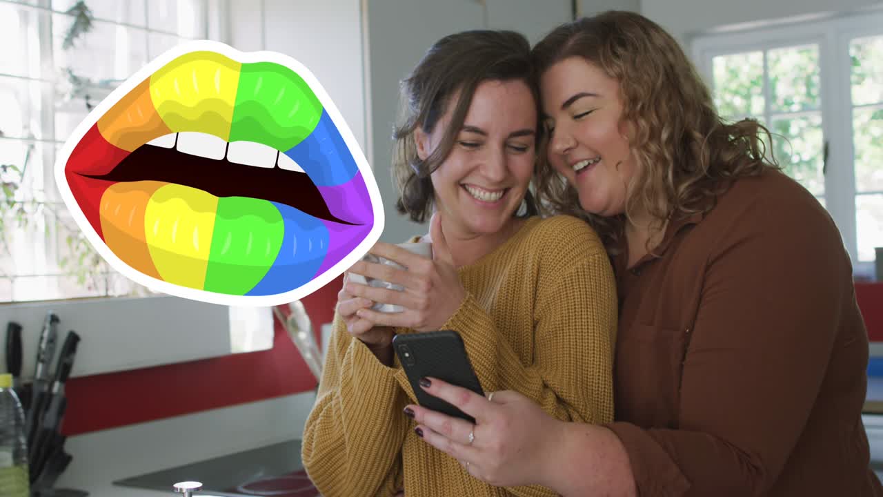 animación de labios arco iris sobre una pareja de lesbianas bebiendo café y usando un teléfono inteligente