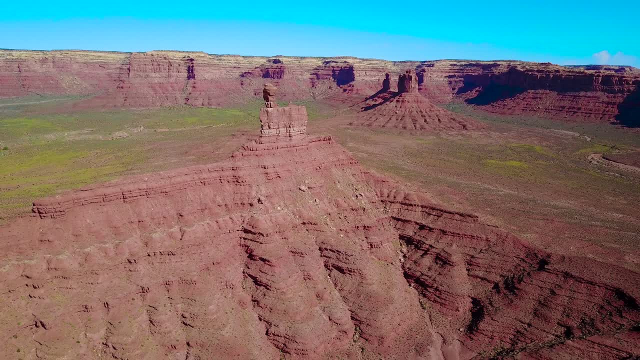 antena notable a través de las colinas y formaciones rocosas de monument valley, utah 3