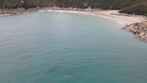 Panorámica-Aérea-De-Drones-Sobre-Hermosas-Aguas-Azules-Y-Rocas-Blancas-En-Un-Día-Soleado-En-El-Promontorio-De-Wilson