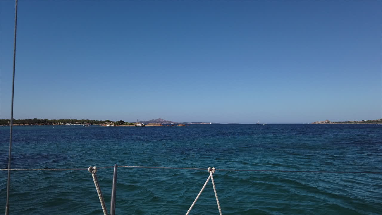 cannigione, sardinia 앞의 작은 섬의 와이드 샷