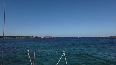 cannigione, sardinia 앞의 작은 섬의 와이드 샷