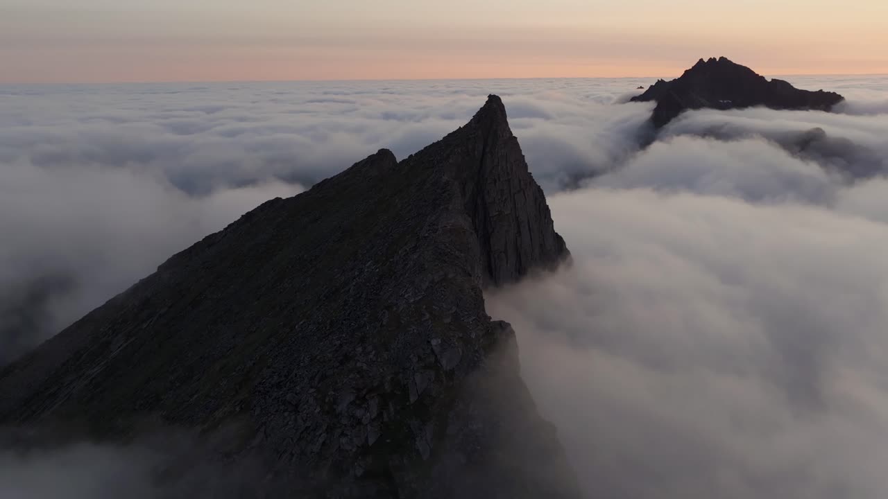 Vista aerea del monte Segla sopra il cielo, Norvegia durante l'estate