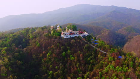 la montaña doi suthep en tailandia con el templo wat phra que doi kham