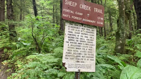 Danger-warning-sign-on-hiking-trail