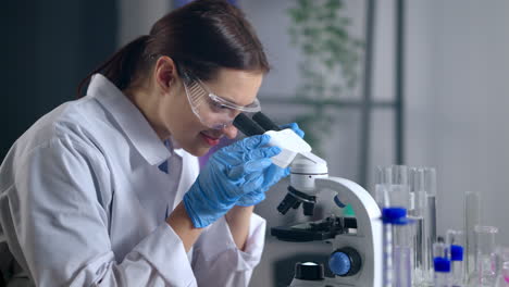 científico analizando una muestra bajo microscopio en un laboratorio