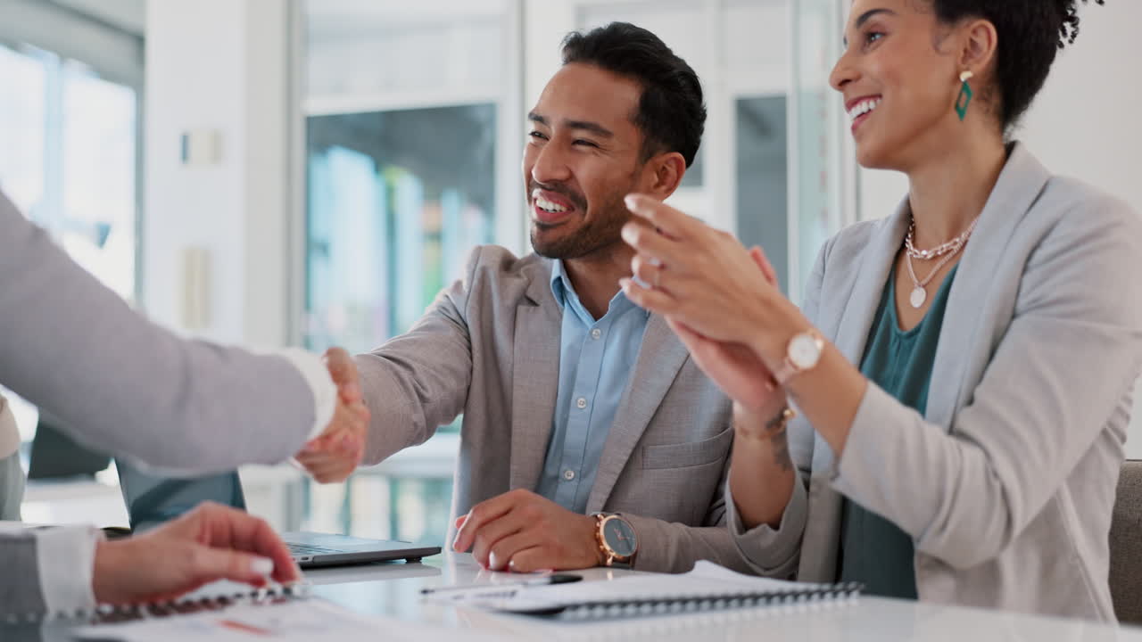 박수, 회의와 사업가들이 흔들리고