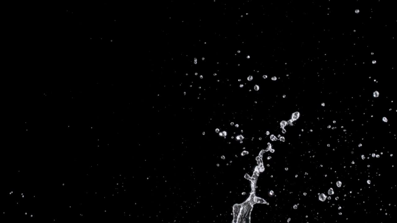 중앙에서 터져나오고