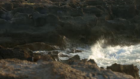 Olas-Golpeando-Contra-Rocas-Oscuras