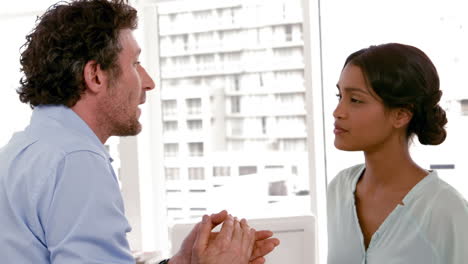 dos personas de negocios casuales discutiendo juntos