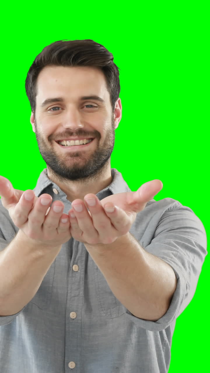 hombre de pie con las manos cubiertas