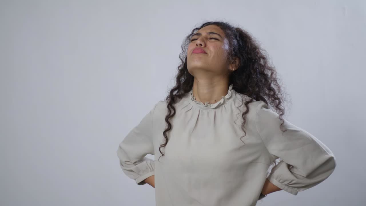 Mulher sentindo desconforto e dor