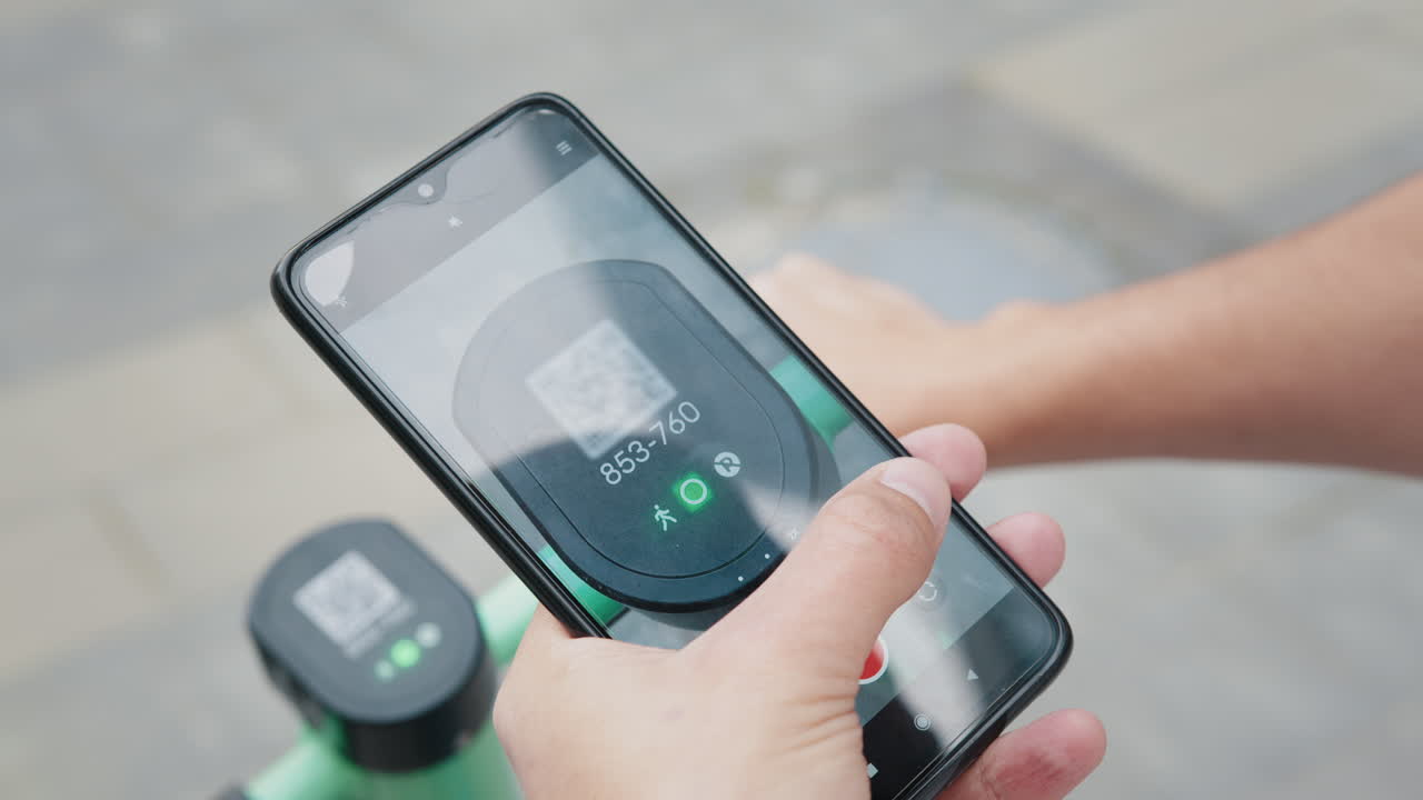 스마트폰을 사용하여 전기 스쿠터의 qr 코드를 스캔합니다.