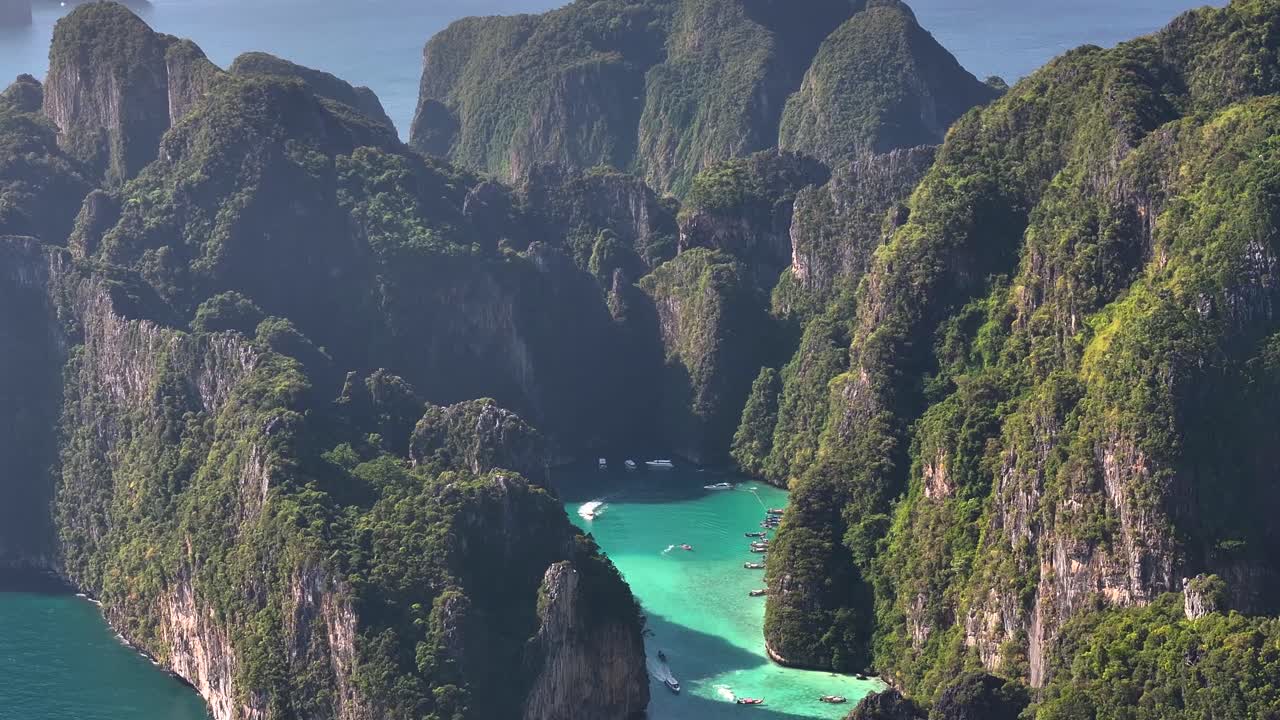 Vịnh Phi Leh đẹp như tranh, vịnh nhỏ và đầm phá, điểm du lịch nổi tiếng ở Thái Lan. Cận cảnh bằng drone