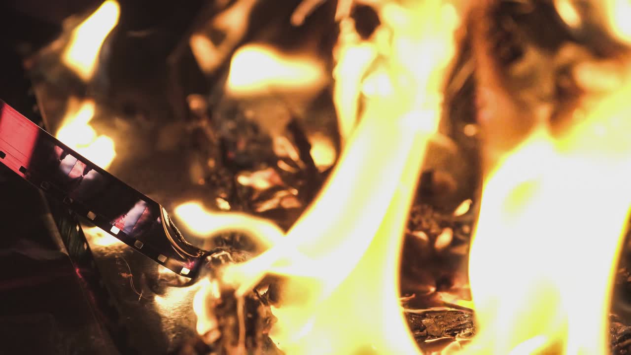 8mm 필름을 태우십시오.