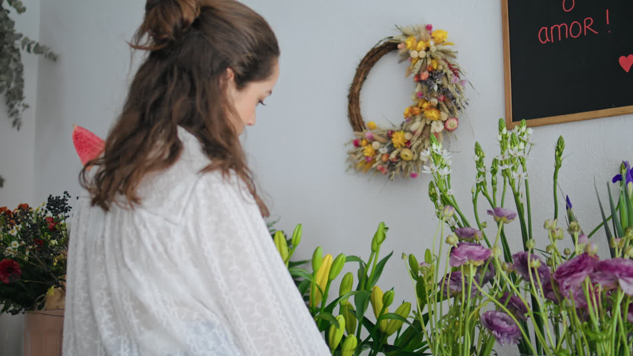 클로즈업 아름다운 꽃가루 여성 작업 식물 가게 직장에서 꽃 꽃받침.