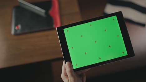 Weibliche-Hand-Hält-Tablet-Computer.-Frau-Berührt-Tablet-PC-Mit-Grünem-Bildschirm