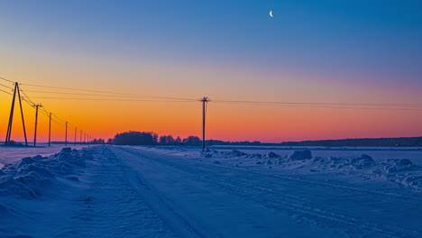 Tiro-De-Lapso-De-Tiempo-Luna-En-Movimiento-En-El-Cielo-Nocturno-Claro-Después-De-La-Puesta-Del-Sol-En-El-Campo-De-Invierno-Cubierto-De-Nieve