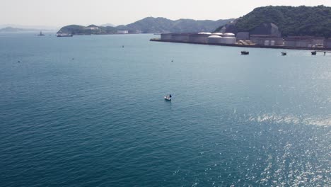 Drones-Aéreos-Giran-En-El-Ambiente-Japonés-De-La-Cordillera-De-Los-Barcos-De-Playa-Wakayama-De-Japón,-Asia-En-Verano,-Océano-Azul