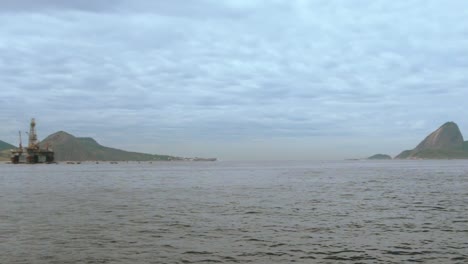 Transbordador-De-Un-Día-En-La-Nube-Cruzando-El-Mar-Desde-Río-De-Janeiro-A-Niteroi