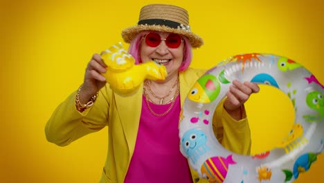 abuela anciana viajera turista con anillo de natación lista para vacaciones, viaje viaje a la costa