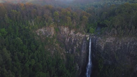 Vista-Cinematográfica-Aérea-De-Las-Cataratas-De-Ellenborough-Al-Amanecer,-Acercándose-Lentamente-A-La-Cima-De-Las-Cascadas-Durante-La-Hora-Azul,-Desierto-De-Paisaje-Oscuro-Y-Malhumorado