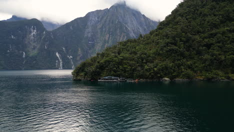 observatorio submarino milford sound cerca del pico mitre en un día frío en nueva zelanda