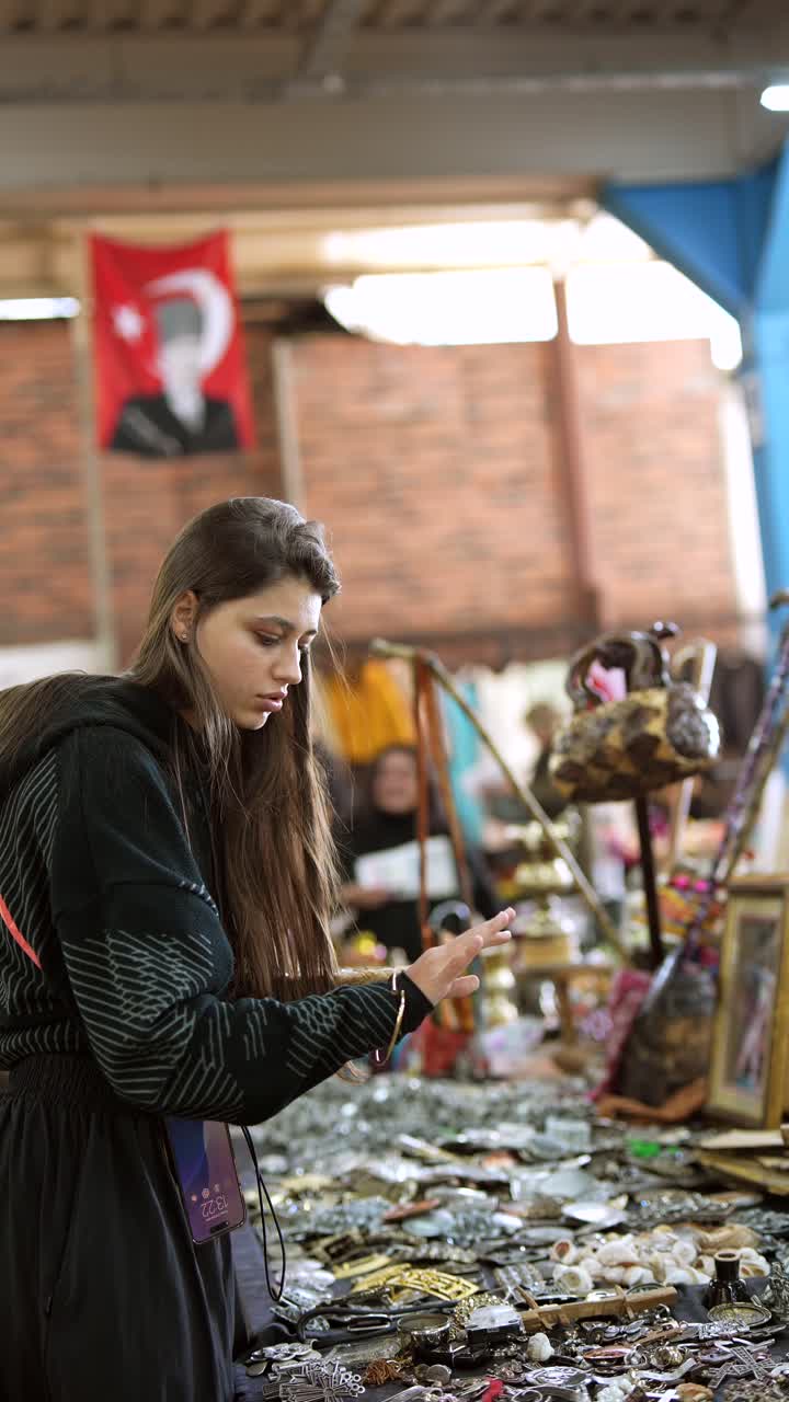 mujer navegando en un mercado de pulgas