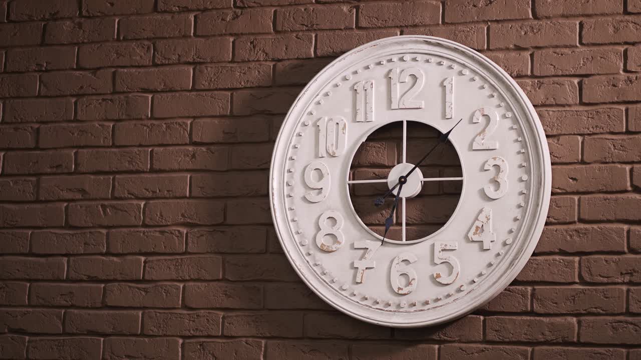 la hora es a las ocho de la mañana o de la tarde en un reloj de pared blanco con una manilla de segundos negra en una pared de ladrillo marrón