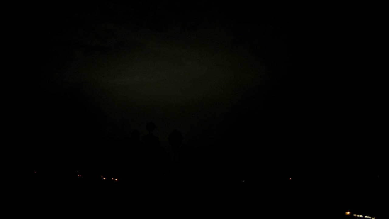 뇌우 동안 번개가 친다 1