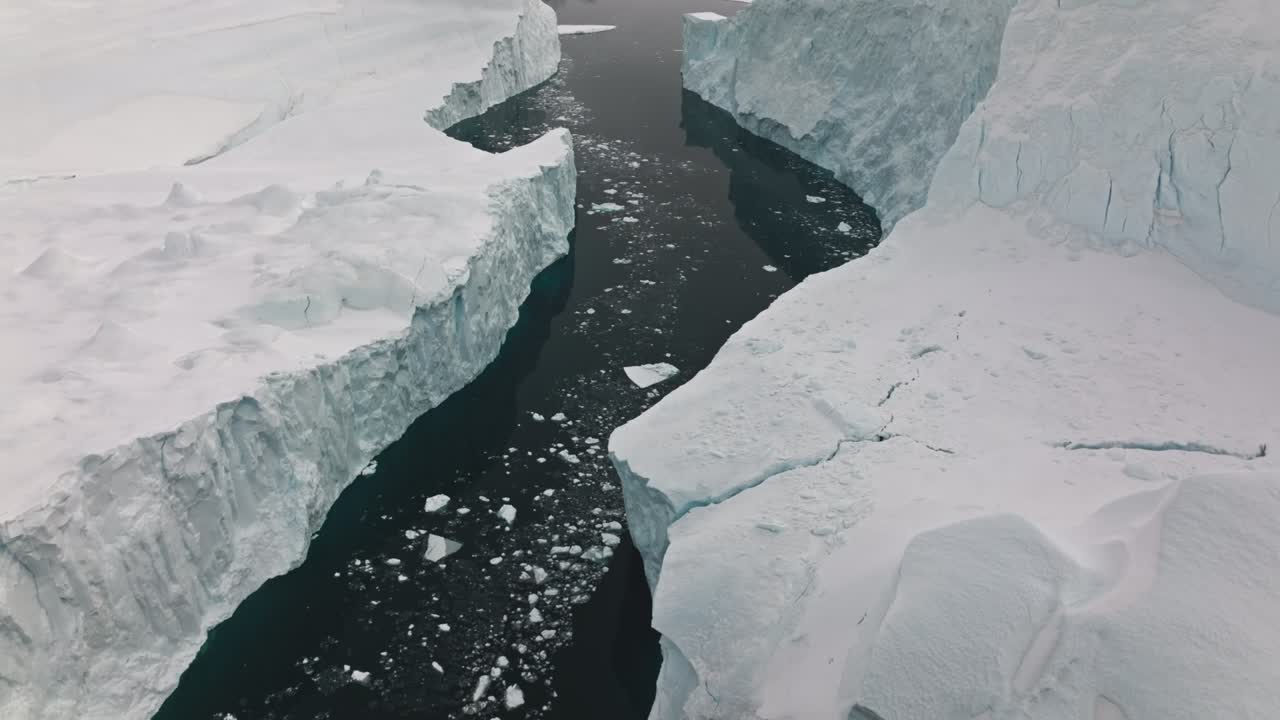 avión no tripulado sobre el mar y el hielo del fiordo de hielo de ilulissat