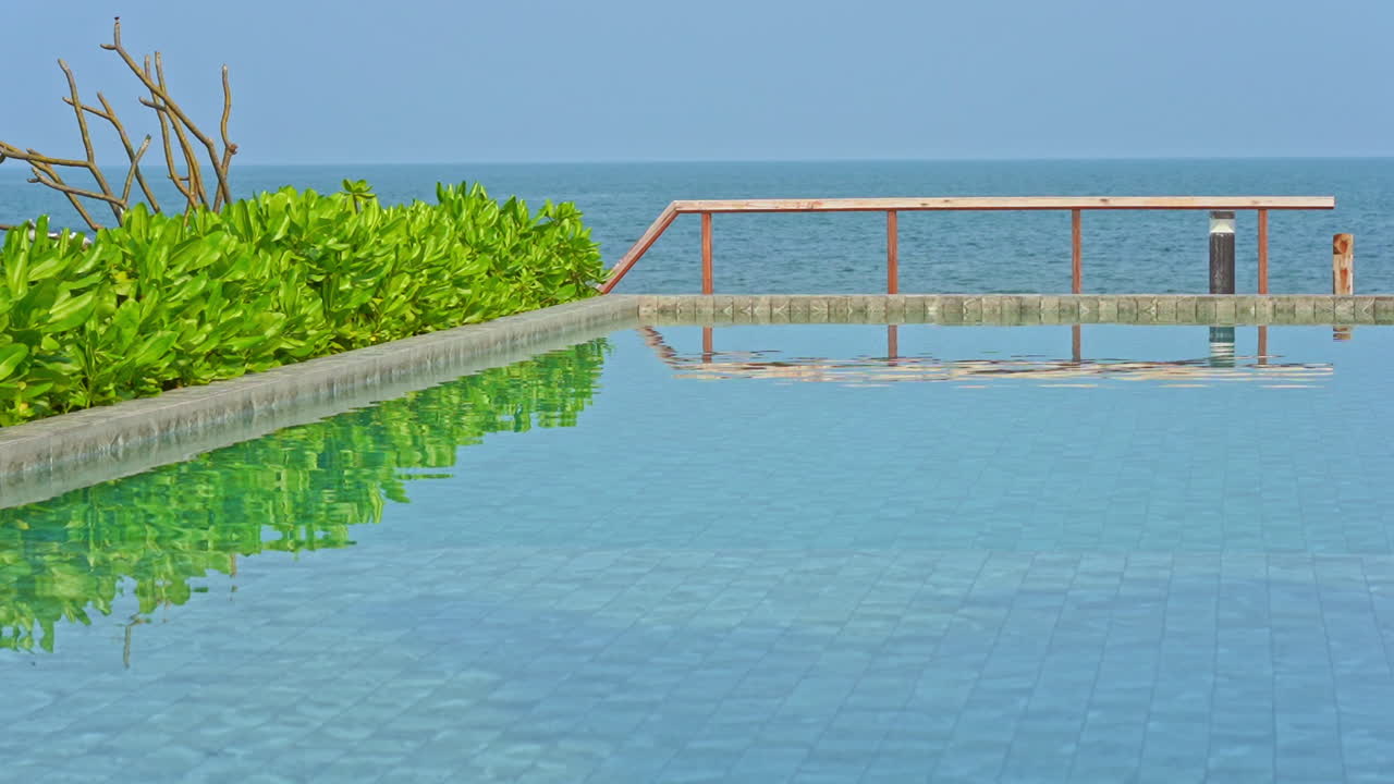 휴가 여름날 푸른 맑은 물 수영장에서 멋진 바다 전망