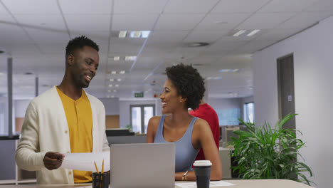 Felices-Colegas-De-Negocios-Afroamericanos,-Hombres-Y-Mujeres,-Hablando-Y-Usando-Una-Computadora-Portátil