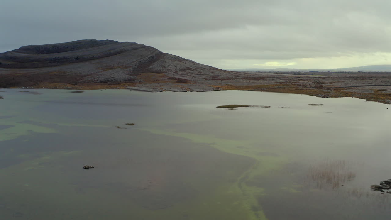 fotografía aérea de la montaña mullaghmore con el lago estacional en primer plano.