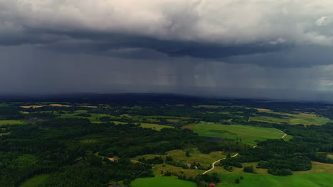 tormenta de lluvia sobre el paisaje rural en europa, vista aérea de drones