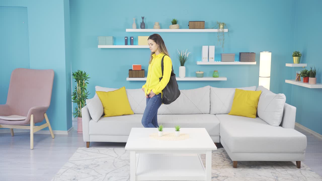 활기차고 유쾌한 젊은 소녀가 춤을 추고 집에서 행복합니다.