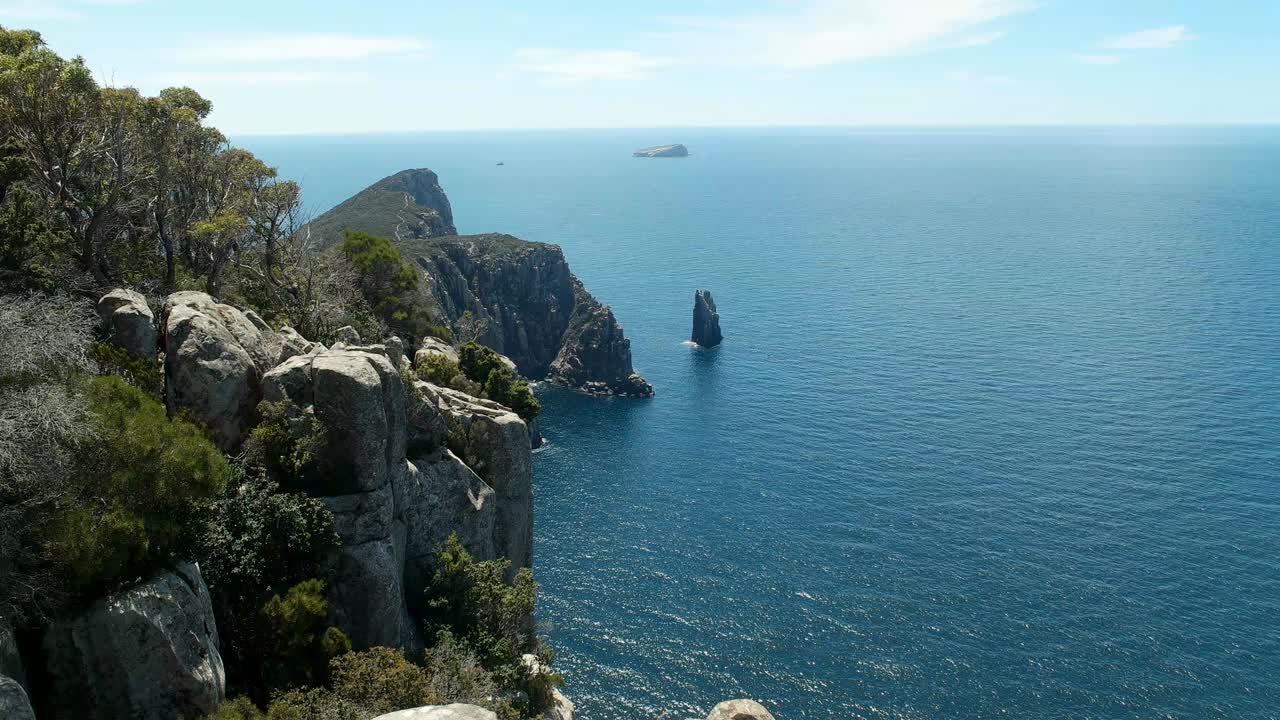 una foto amplia del monumento en la pista de cape hauy, tasmania