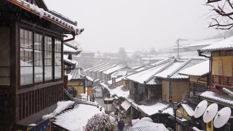 Beautiful-Old-Kyoto-Homes-at-Kiyomizu-Zaka-in-the-Snow,-Winter-in-Japan