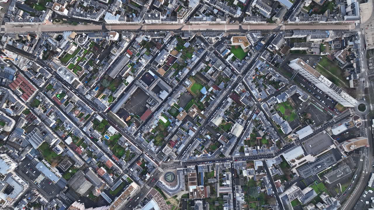 르 맨의 구름이 가득한 캔버스는 로마의 벽과 모터스포츠의 스릴을 는다.