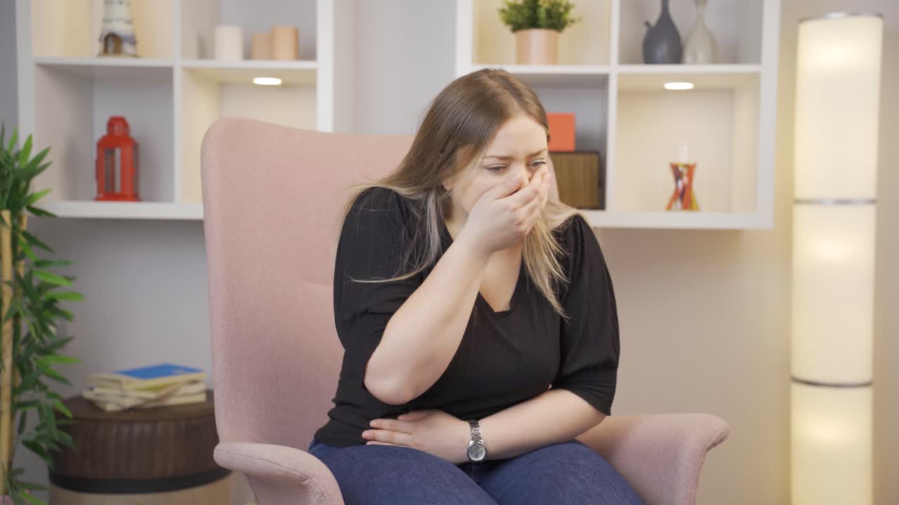 mujer joven con náuseas.