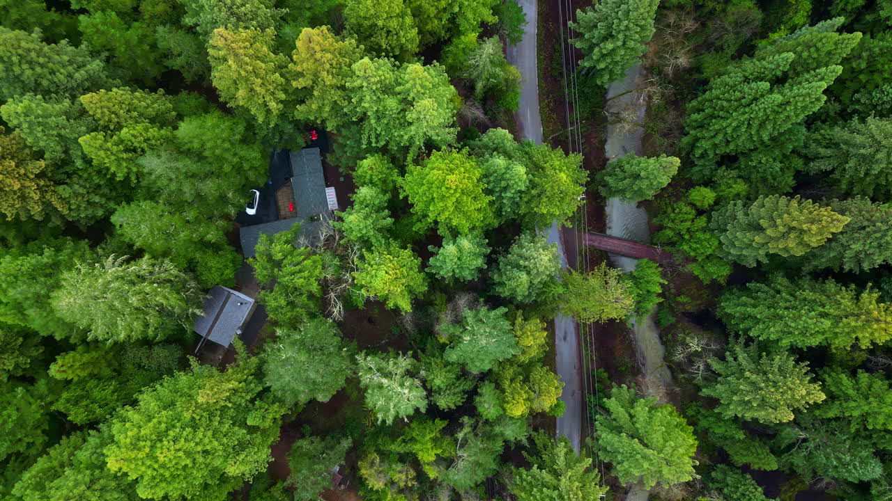 vista aérea sobre una casa y una carretera en los bosques de california, día lluvioso en estados unidos