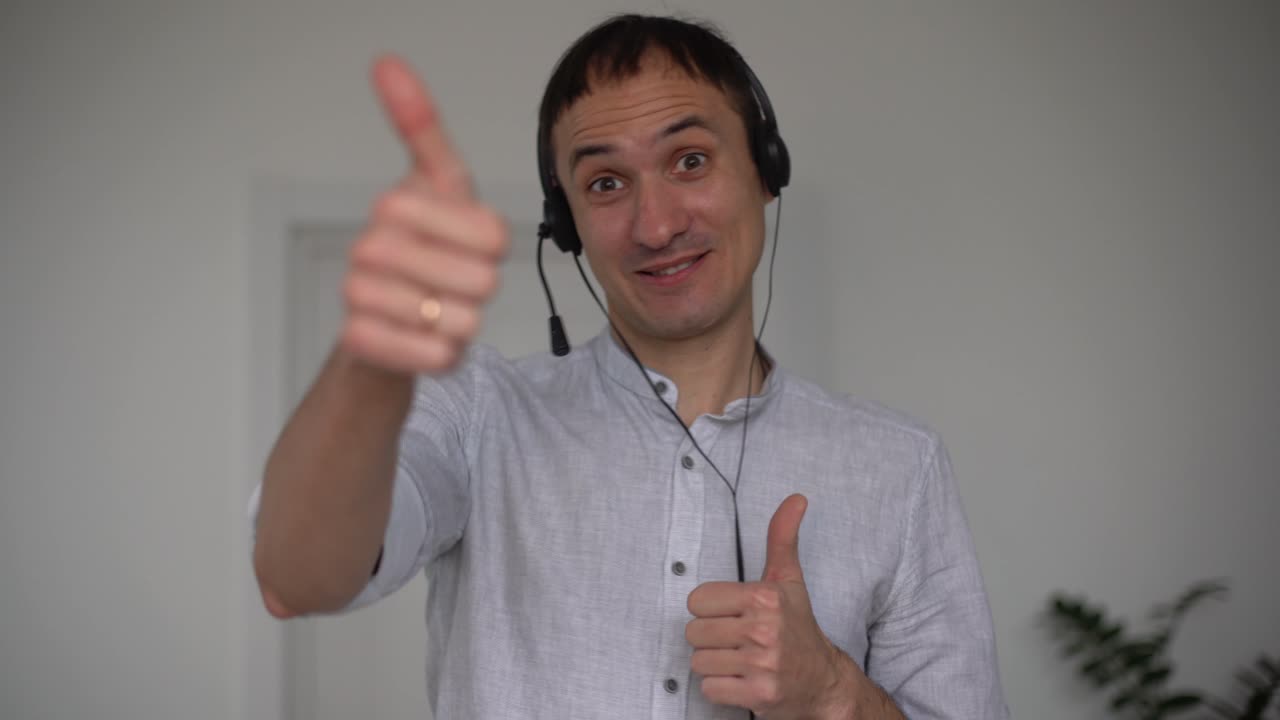 hombre adulto joven sonriente vlogger mirar a la cámara hablar hacer llamada de videoconferencia en vivo chat en línea usando aplicación de computadora grabación blog vlog en casa, ver cámara web de cerca, concepto de videochat