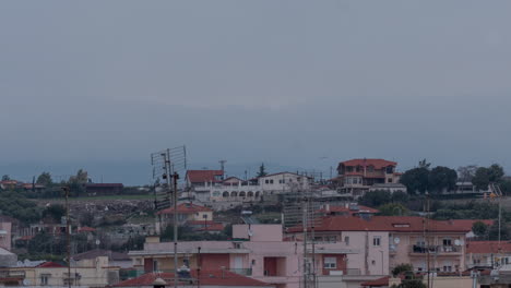 그리스의 네아 칼리크라티아 (nea kallikratia) 에서 해가 지는 동안 안테나가 있는 집의 지붕과 올림푸스 산을 볼 수 있다.