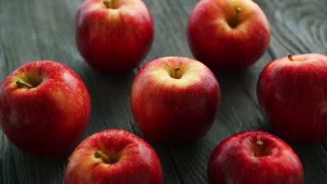 manzanas maduras en mesa de madera