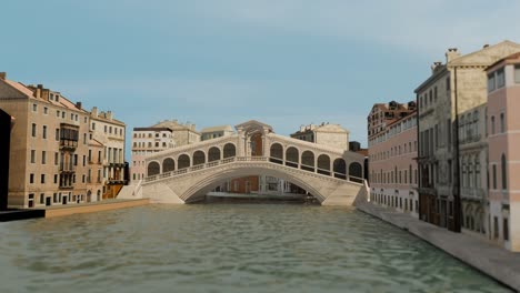 3d animation showing the rialto bridge construction in the city of venice