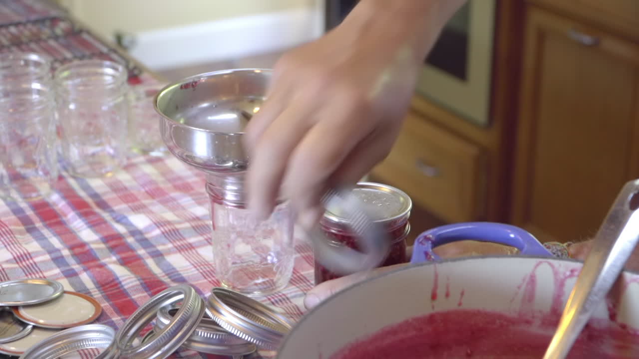 신선한 라즈베리 보존 식품을 거슬리게 하는 남자