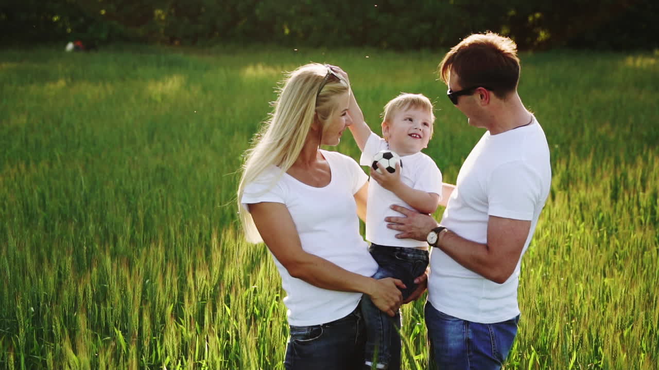 어머니 와 아버지 가 아들 을 안아주고 있다